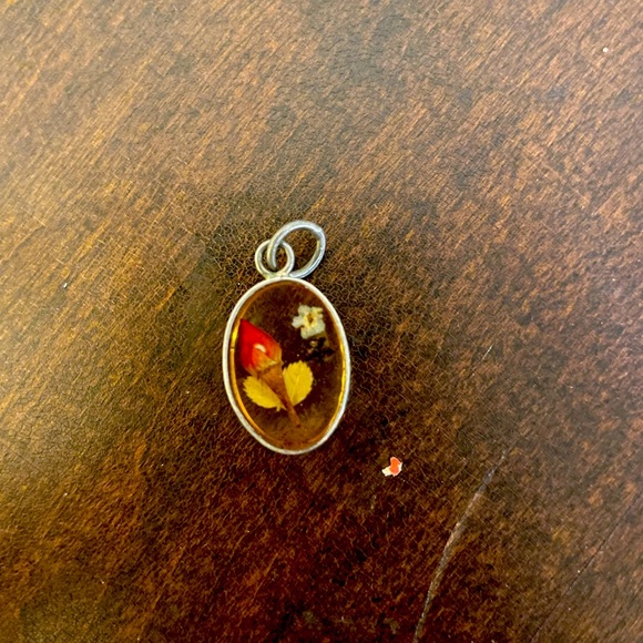 Vintage sterling silver and flowers set in lucite pendant - Picture 4 of 4